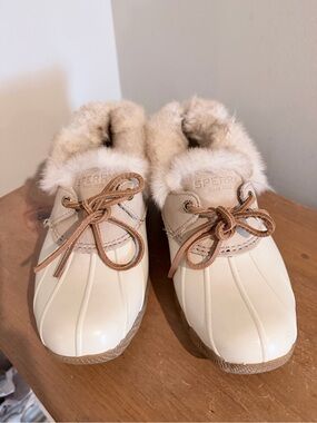 Sperry Women’s Plush-Lined Duck Shoes in Cream size 6